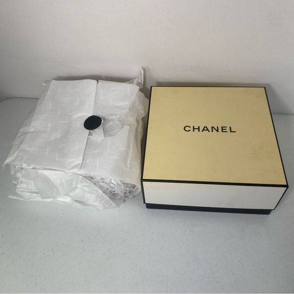 CHANEL designer box w/Chanel tissue paper and seal (box and tissue paper only) - Picture 4 of 12